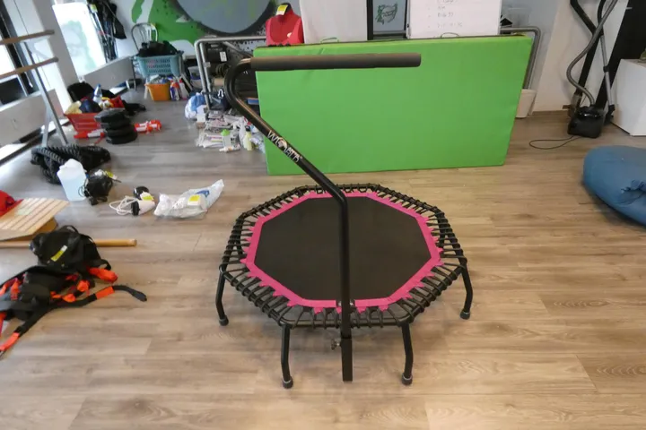 Fitness-Trampolin mit Haltegriff